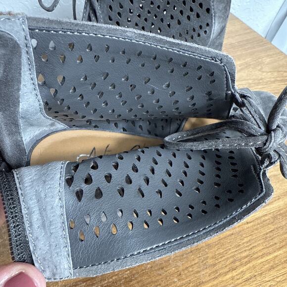 Grey Suede Chunky Heels Size 7 NWOB Perforated Lace Up Sandals Arturo Chiang - Picture 9 of 9